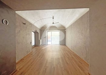 negozio/ufficio - Locale Commerciale Via Labiena 11, Laveno-Mombello - foto 6