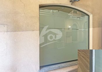 vetrina su cortiletto - Locale Commerciale Via Labiena 11, Laveno-Mombello - foto 13