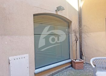 vetrina su cortiletto - Locale Commerciale Via Labiena 11, Laveno-Mombello - foto 14