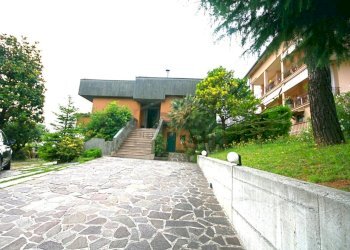 INGRESSO FUORI.jpeg - Villa Via Bettoni 24, Almenno San Bartolomeo - foto 27