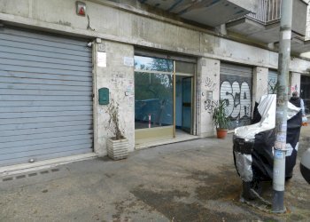 DSCN1534.JPG - Locale Commerciale Via dei Campi Flegrei  47, Roma - foto 1