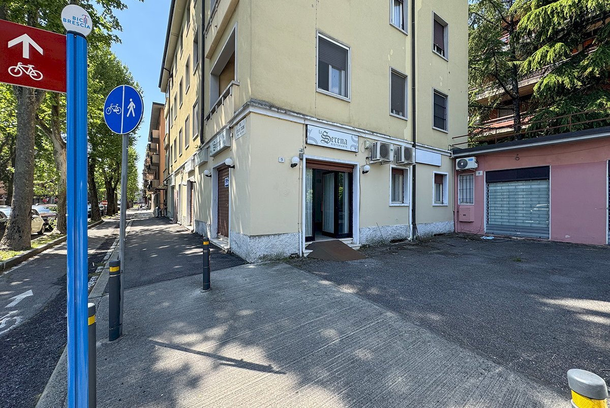 012_Negozio_vendita_ospedale_civile_brescia_estern - Locale Commerciale Via A. Tosoni 55, Brescia - foto 1