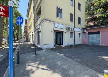 012_Negozio_vendita_ospedale_civile_brescia_estern - Locale Commerciale Via A. Tosoni 55, Brescia - foto 1