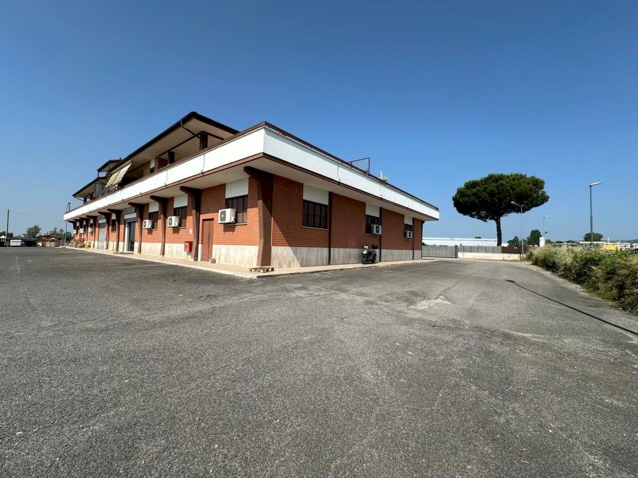 WhatsApp Image 2025-06-23 at 14.55.59 (1).jpeg - Commercial Premises Fiano Romano - photo 2