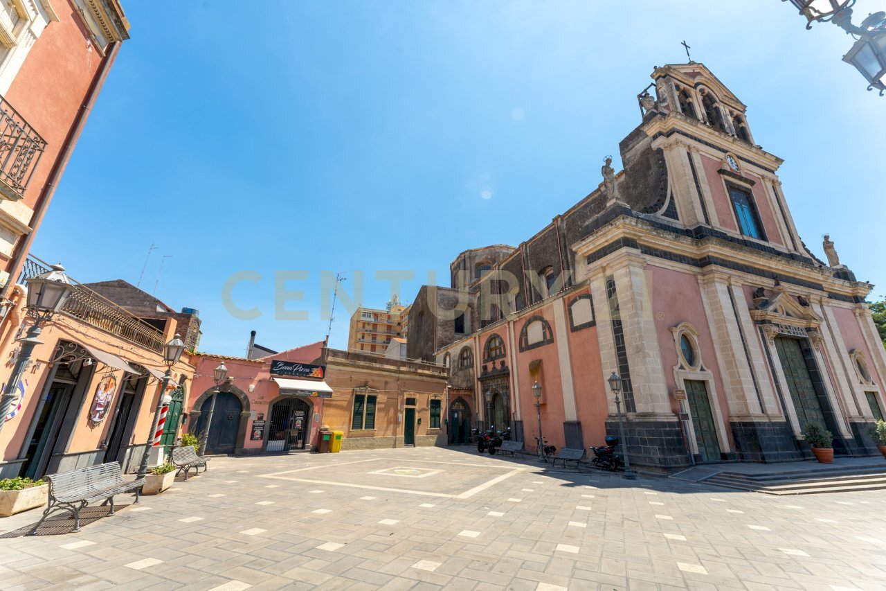 Piazza Umberto I (1).jpg - Commercial Premises Via Etnea 90, Mascalucia - photo 3