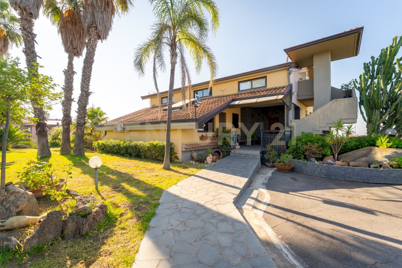 Esterni, garage e depandance (4).jpg - Villa via cristoforo colombo 19, San Pietro Clarenza - photo 1