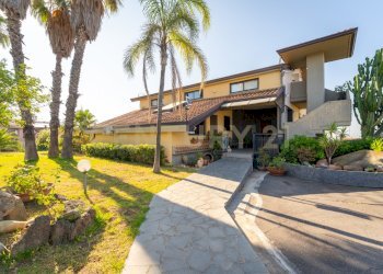 Esterni, garage e depandance (4).jpg - Villa via cristoforo colombo 19, San Pietro Clarenza - photo 1