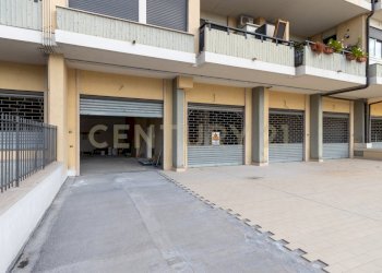 Botteghe e garage gravina (2).jpg - Supermarket - Minimarket Via Giuseppe Mazzini 35, Gravina di Catania - photo 1