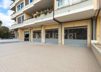 Botteghe e garage gravina (4).jpg - Supermarket - Minimarket Via Giuseppe Mazzini 35, Gravina di Catania - photo 3