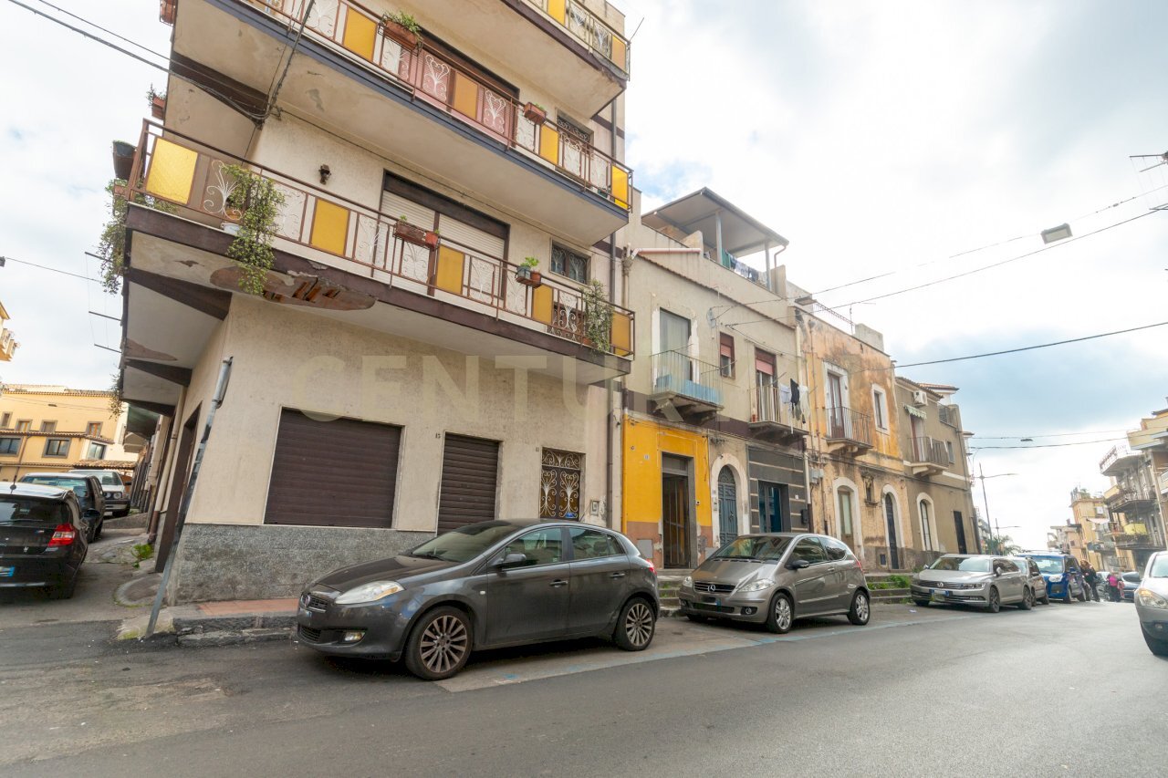 Via IV Novembre 17 Adrano (1).jpg - Commercial Premises Via IV Novembre 13, Adrano - photo 2