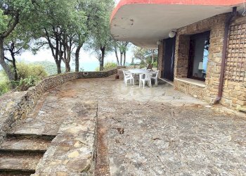 esterno lato tavolo.jpeg - Villa via degli olivi  15, Castiglione della Pescaia - foto 5