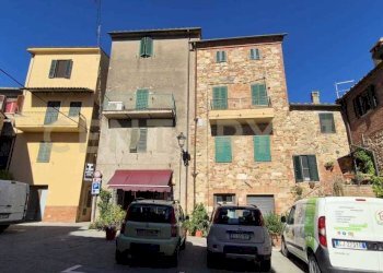 FOTO 20 FACCIATA IN PIETRA SULLA PIAZZA.jpeg - Townhouse Vicolo dell'Arco 2, Civitella Paganico - photo 20