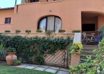 giardino estate.jpg - Villa a Schiera Via Pietro Micca 5E, Castiglione della Pescaia - foto 15