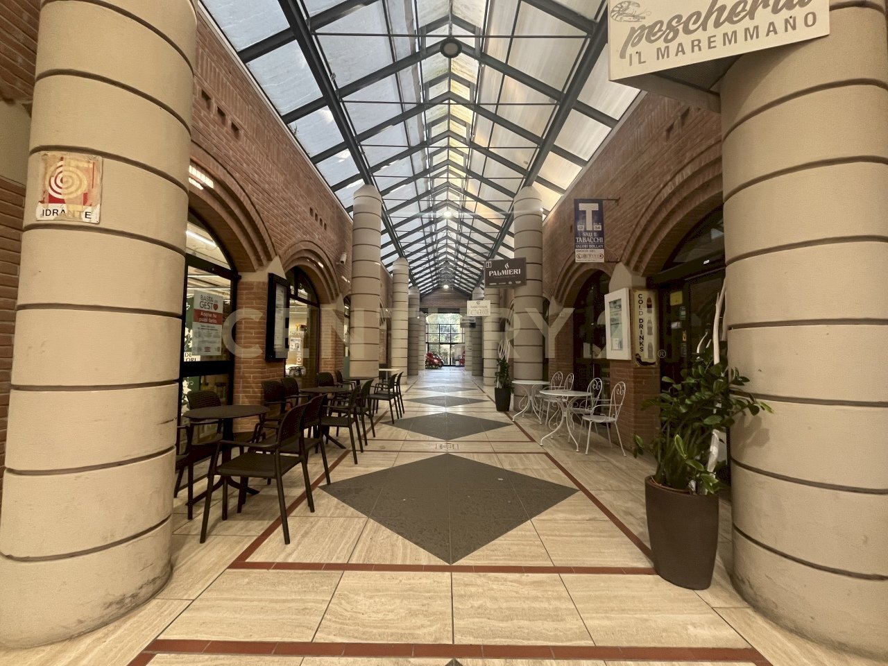 interno galleria.jpg - Locale Commerciale Via Ponte Giorgini, Castiglione della Pescaia - foto 2