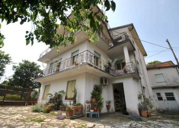 via Molini 34 36 Valdobbiadene (1).JPG - Terratetto - Terracielo via Molini 34/36, Valdobbiadene - foto 2