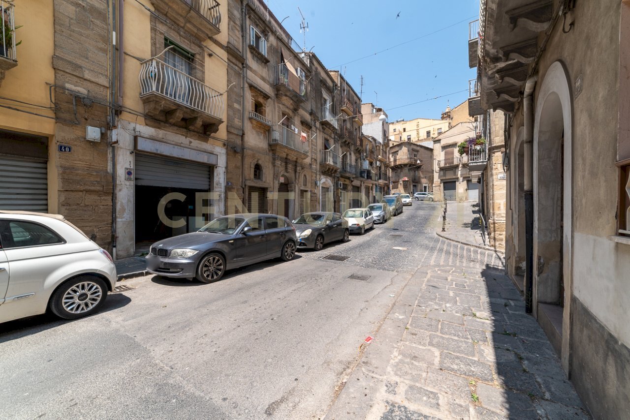 DSC00513.jpg - Locale Commerciale Via San Pietro 38, Caltagirone - foto 1