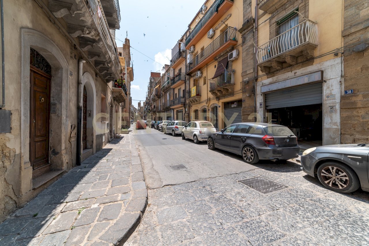 DSC00514.jpg - Locale Commerciale Via San Pietro 38, Caltagirone - foto 2