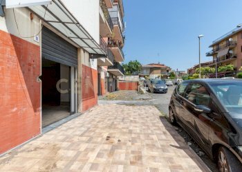 2022_06_2022062200237-650599-3.jpg - Locale Commerciale Via Tiziano 10, Gravina di Catania - foto 2