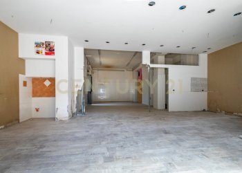 2022_06_2022062200241-650599-5.jpg - Locale Commerciale Via Tiziano 10, Gravina di Catania - foto 4