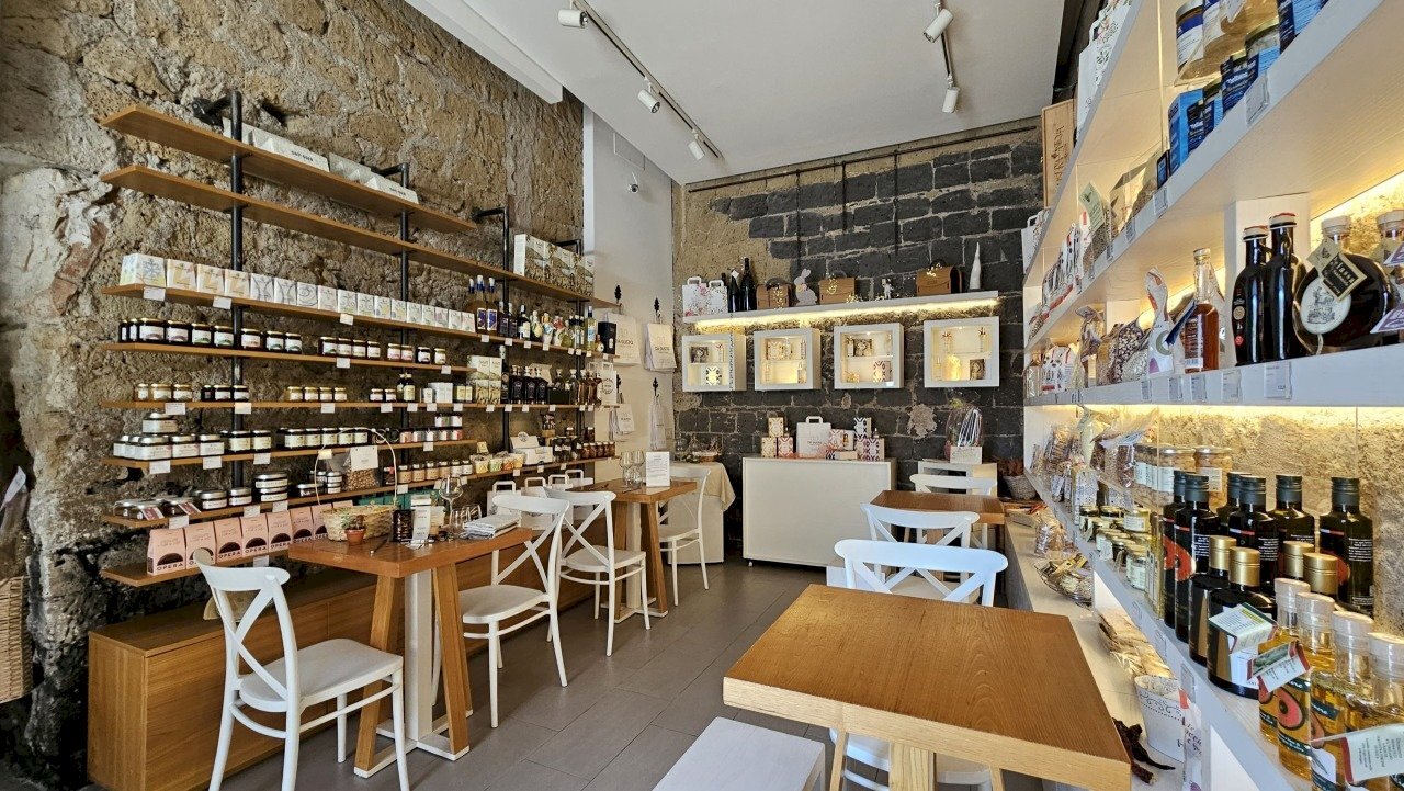 a7d599d0-ae27-4212-8e99-fe3c60194169.jpg - Locale Commerciale Via Porto  122, Salerno - foto 1