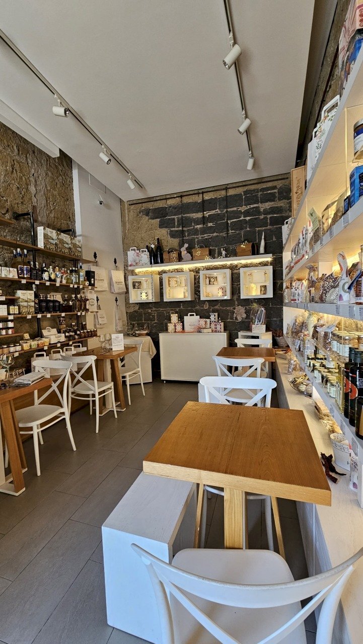 4c4d3020-1c57-401c-9fec-8b0c1520509f.jpg - Locale Commerciale Via Porto  122, Salerno - foto 2