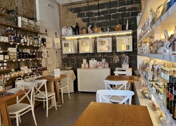 4c4d3020-1c57-401c-9fec-8b0c1520509f.jpg - Locale Commerciale Via Porto  122, Salerno - foto 2