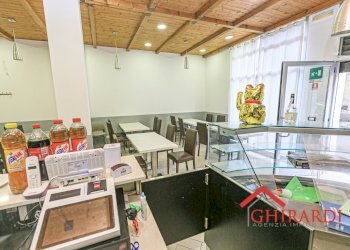 3.3 BANCONE BAR.jpg - Locale Commerciale VIA SALUCCI 13-15R, Genova - foto 15