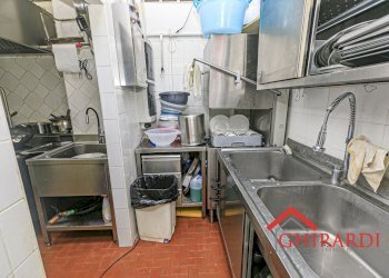 4.4 CUCINA.jpg - Locale Commerciale VIA SALUCCI 13-15R, Genova - foto 21
