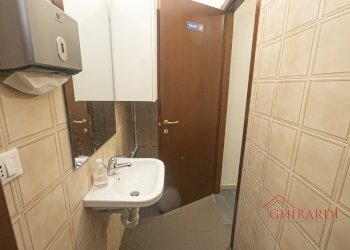 6.2 bagno.jpg - Locale Commerciale VIA ALFREDO D'ANDRADE 76R, Genova - foto 26