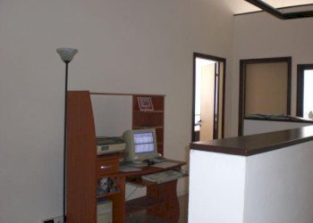 -- - Locale Commerciale VIA DEL COMMERCIO, Ancona - foto 2