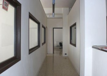 -- - Locale Commerciale VIA DEL COMMERCIO, Ancona - foto 4