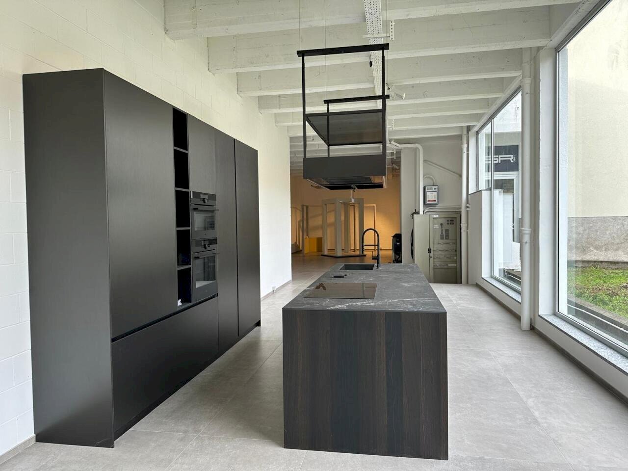 Interni - zona esposizione - Show room via Canturina 5, Capiago Intimiano - foto 1