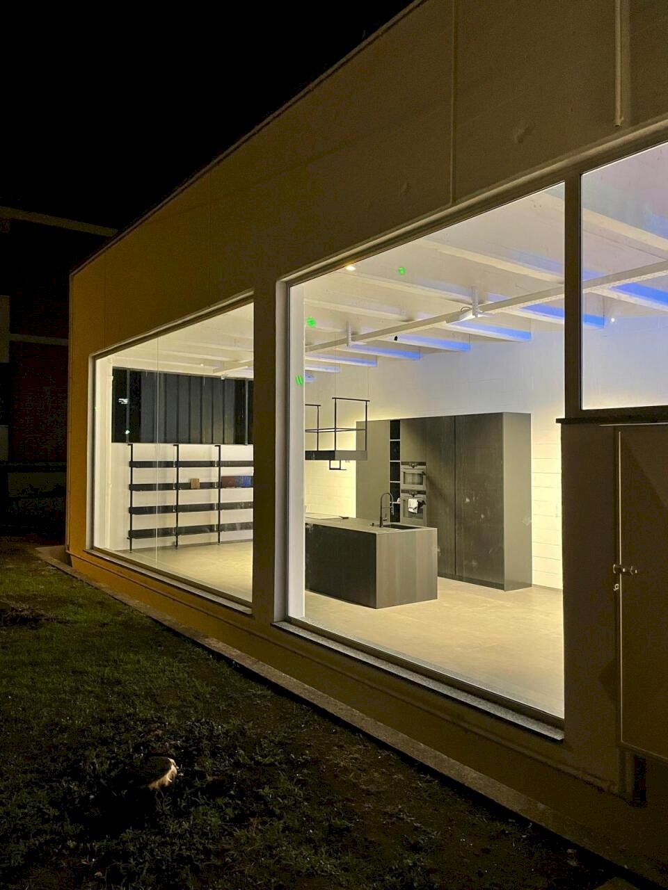 Vetrina - zona esposizione - Show room via Canturina 5, Capiago Intimiano - foto 3