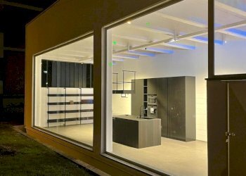 VETRINA NOTTURNA - Magazzino via Canturina 5, Capiago Intimiano - foto 2