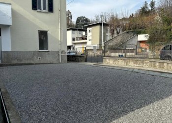 PARTE ESTERNA DI PROPRIETA\' - Magazzino via Canturina 5, Capiago Intimiano - foto 1