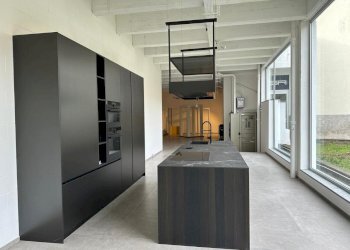 ESPOSIZIONE - Show room via Canturina 5, Capiago Intimiano - photo 1