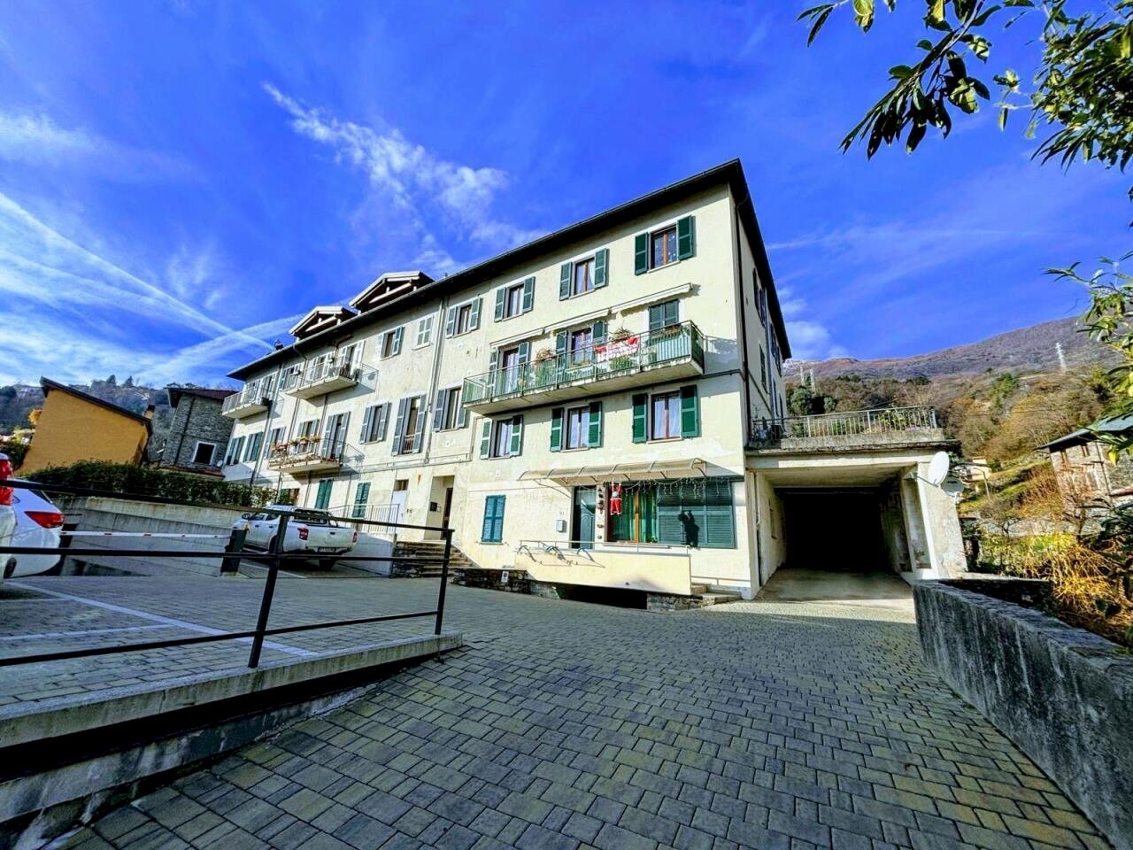 Esterno condominio - Trilocale Frazione Calozzo 128, Pianello del Lario - foto 1