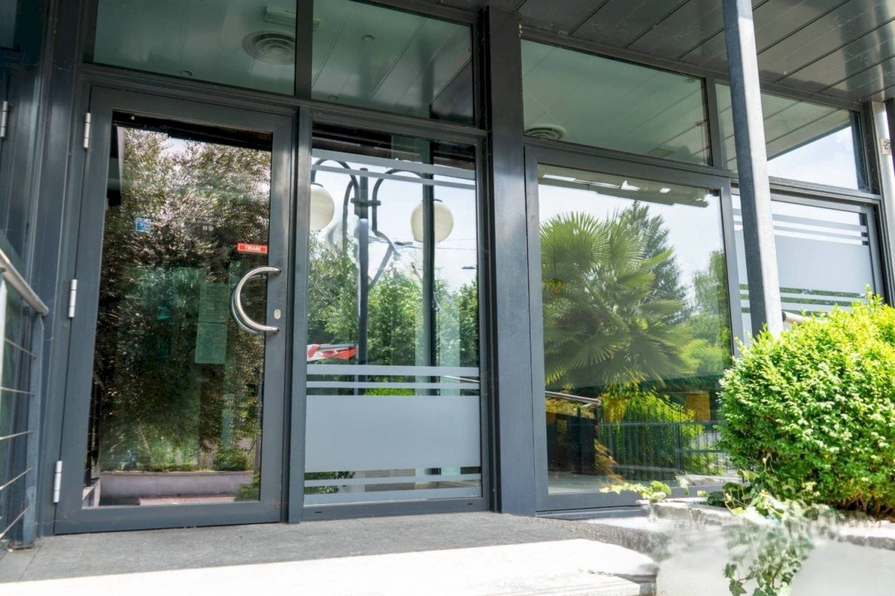 Esterni proprieta - ingresso - Locale Commerciale Via Cantù 27/A, Cucciago - foto 1