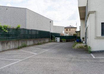 Esterni proprieta - parcheggi - Locale Commerciale Via Cantù 27/A, Cucciago - foto 13