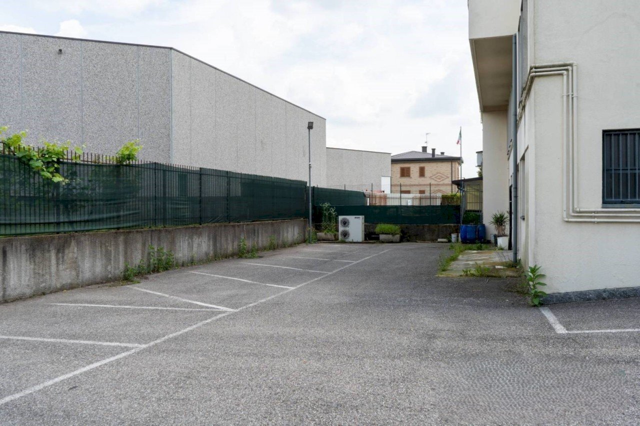 Esterni proprieta - parcheggi - Restaurant Via Cantù 27/A, Cucciago - photo 1