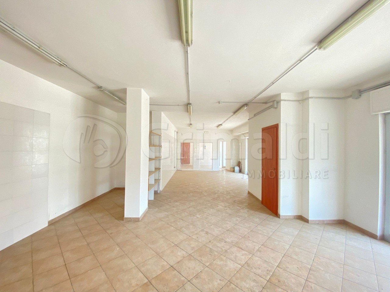 1.jpg - Locale Commerciale Lusciano - foto 1