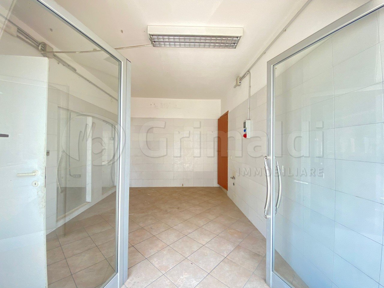 3.jpg - Locale Commerciale Lusciano - foto 3