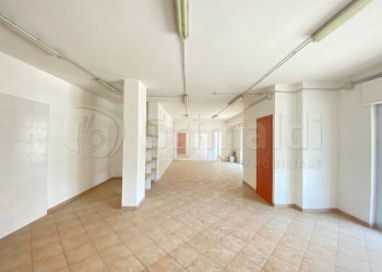 1.jpg - Locale Commerciale Lusciano - foto 1