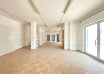 2.jpg - Locale Commerciale Lusciano - foto 2