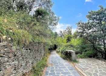 STRADA DI ACCESSO E SLARGO PRIVATO.jpg - Casa indipendente Via Cappelletta 37, Avegno - foto 28
