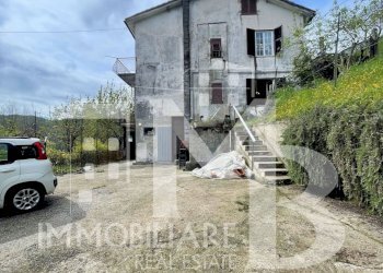 C CORTILE E PARCHEGGIO 1 VERT.jpg - Independent house Frazione Pannesi 41, Lumarzo - photo 6