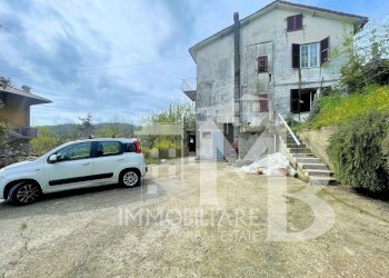 C CORTILE PARCHEGGIO.jpg - Independent house Frazione Pannesi 41, Lumarzo - photo 8