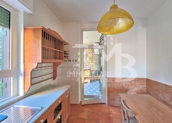 CUCINA E INGRESSO DAL TERRAZZO.jpg - Appartamento Camogli - foto 10