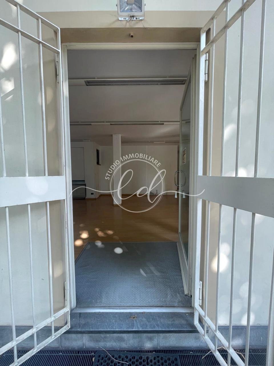 b460b4fc-29a7-4891-9418-369a75b6a0a9.jpeg - Commercial Premises Camaiore - photo 2