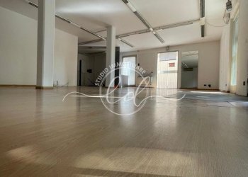 6881963e-b50e-4153-b993-256df0f0e183.jpeg - Locale Commerciale Camaiore - foto 1